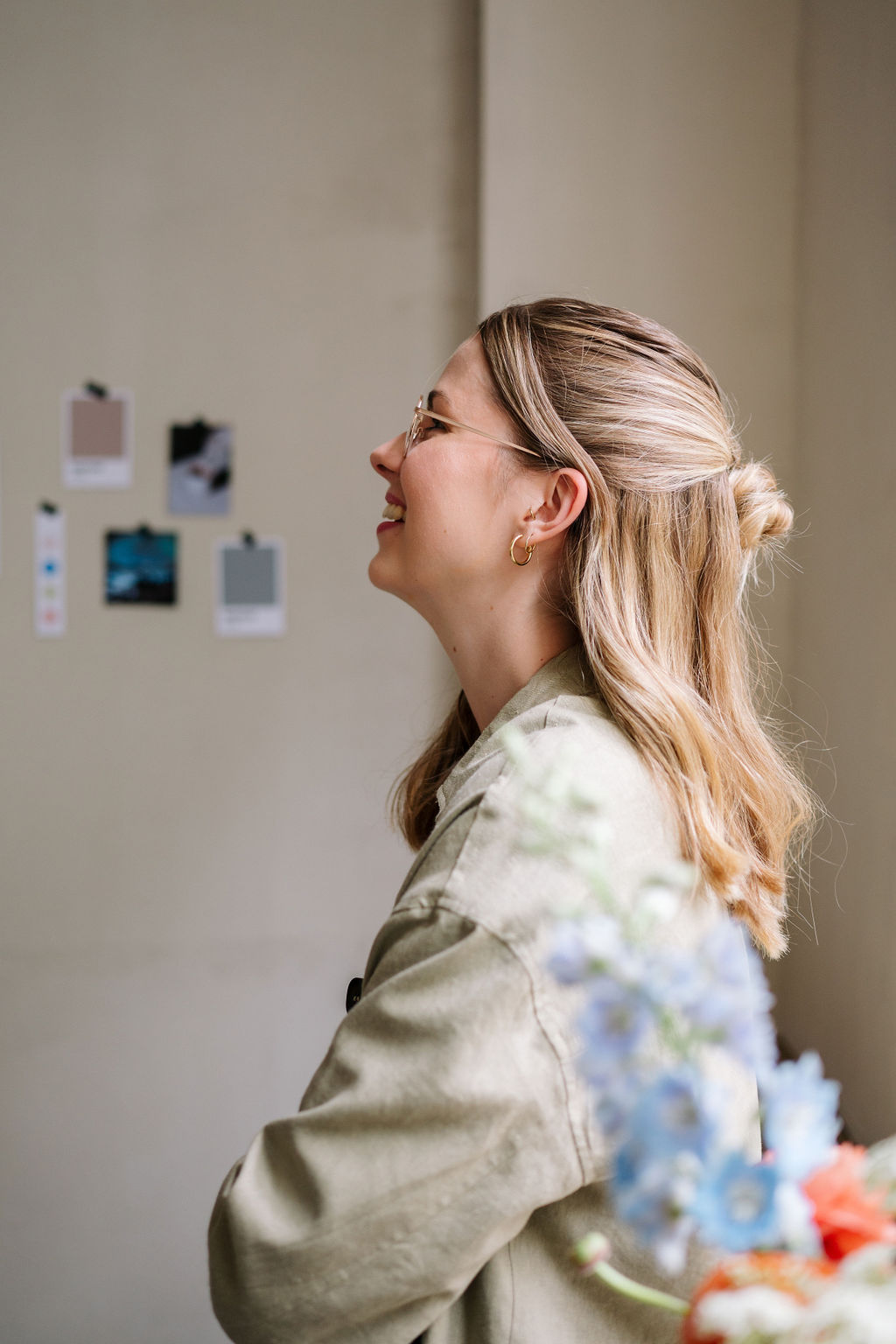 Luisa vom AuriStudio steht seitlich und lächelt