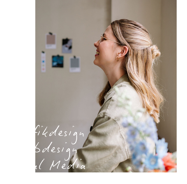 Luisa vom AuriStudio steht seitlich und lächelt