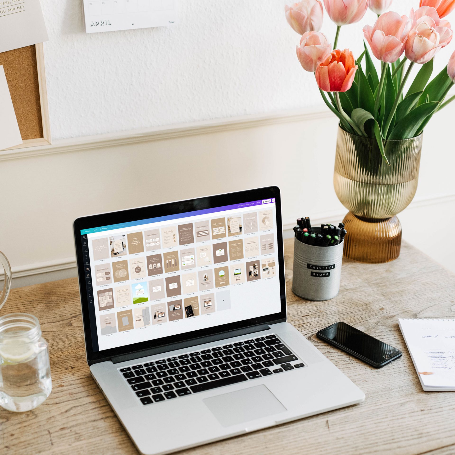 Leistung_Social-Media-2 Ein Laptop steht auf einem Holztisch und es sind Canva Template am Bildschirm geöffnet.