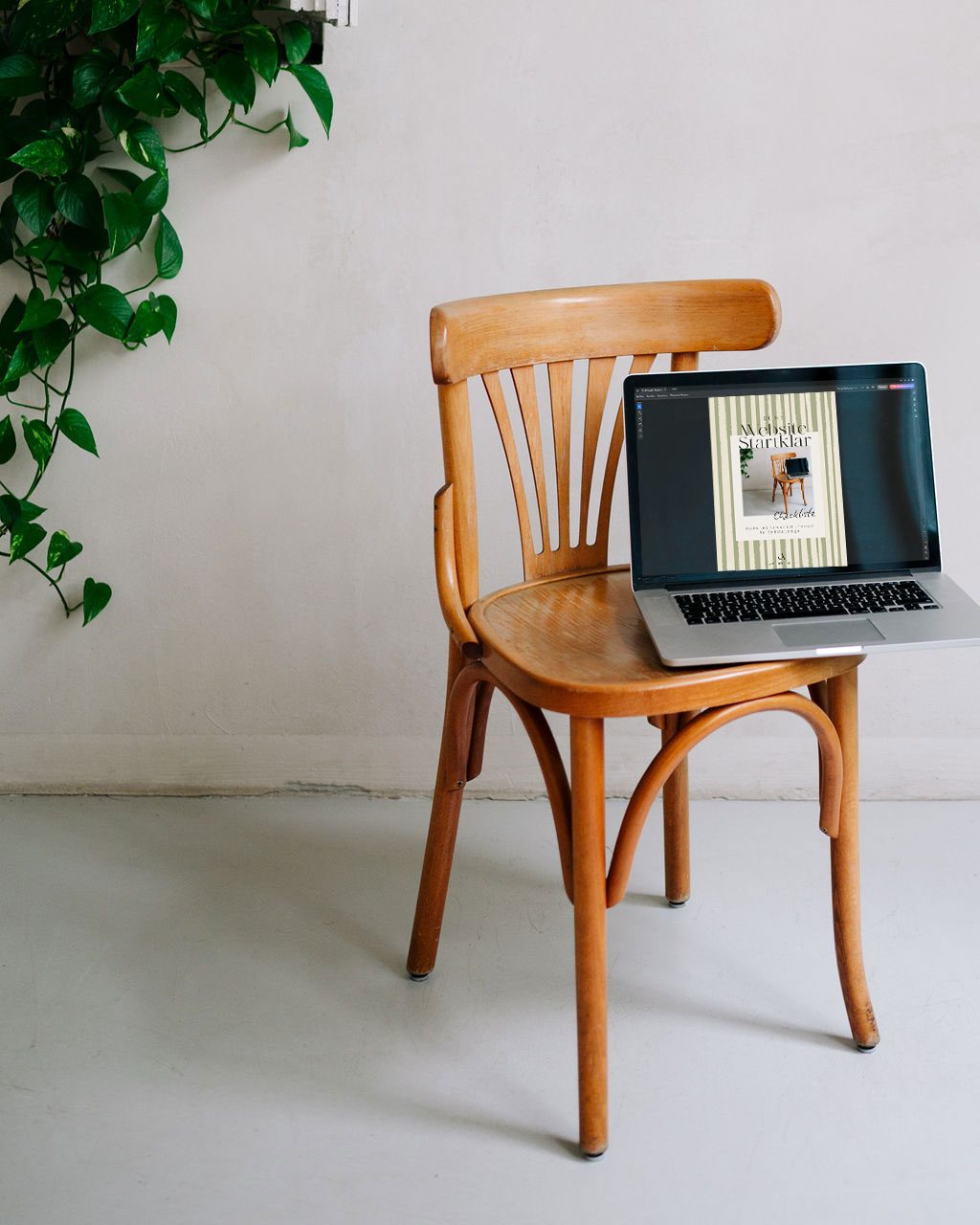Auf einem Stuhl steht ein geöffneter Laptop mit der 0€ Website Startklar Checkliste