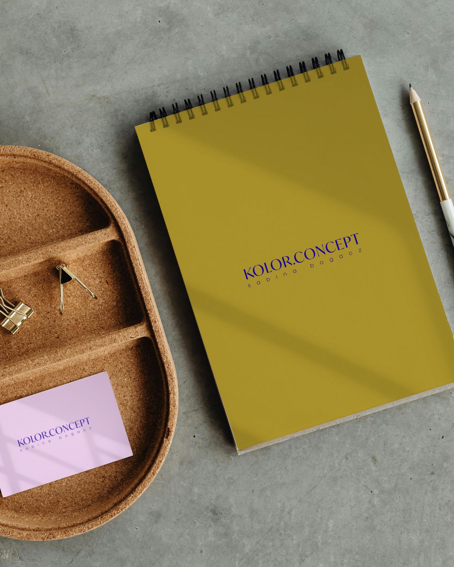 Handy liegt mit geöffnetem Podcast auf einem Tablett, daneben steht eine Kassetasse